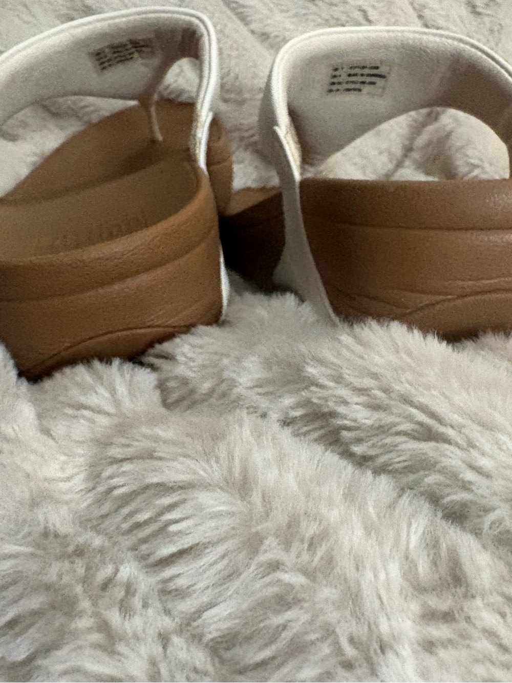 Fitflop LuLu Toe-Post sandals. Color White.  Size 9. - Picture 10 of 12